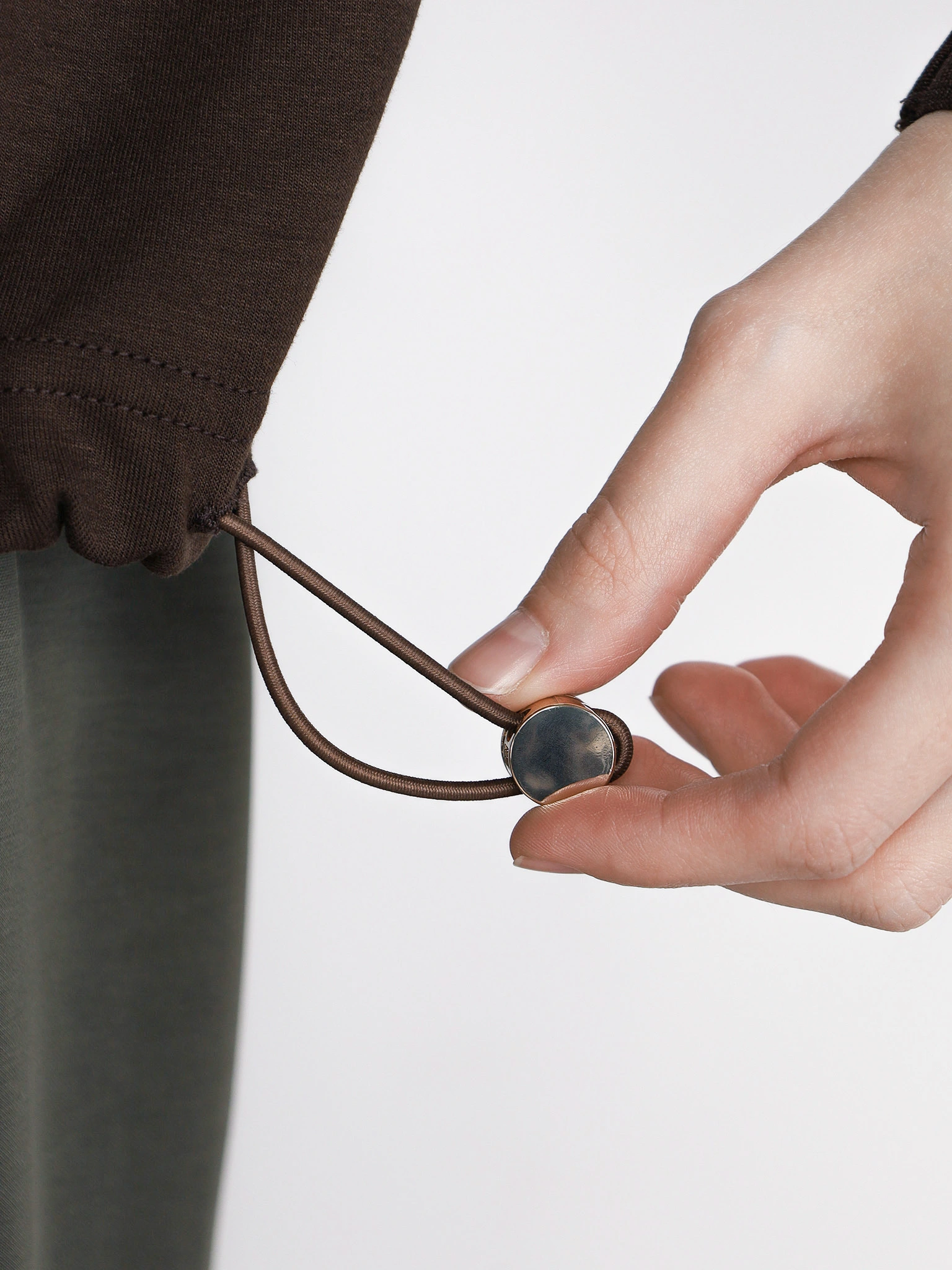 Джемпер темно-коричневого цвета со стразами